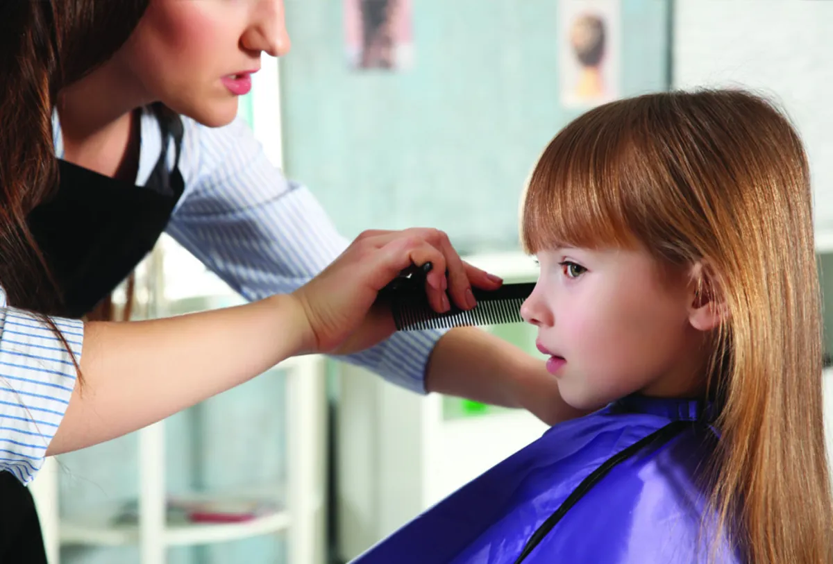 يمكن تطبيق تسريحات الشعر القصير على طفلتك