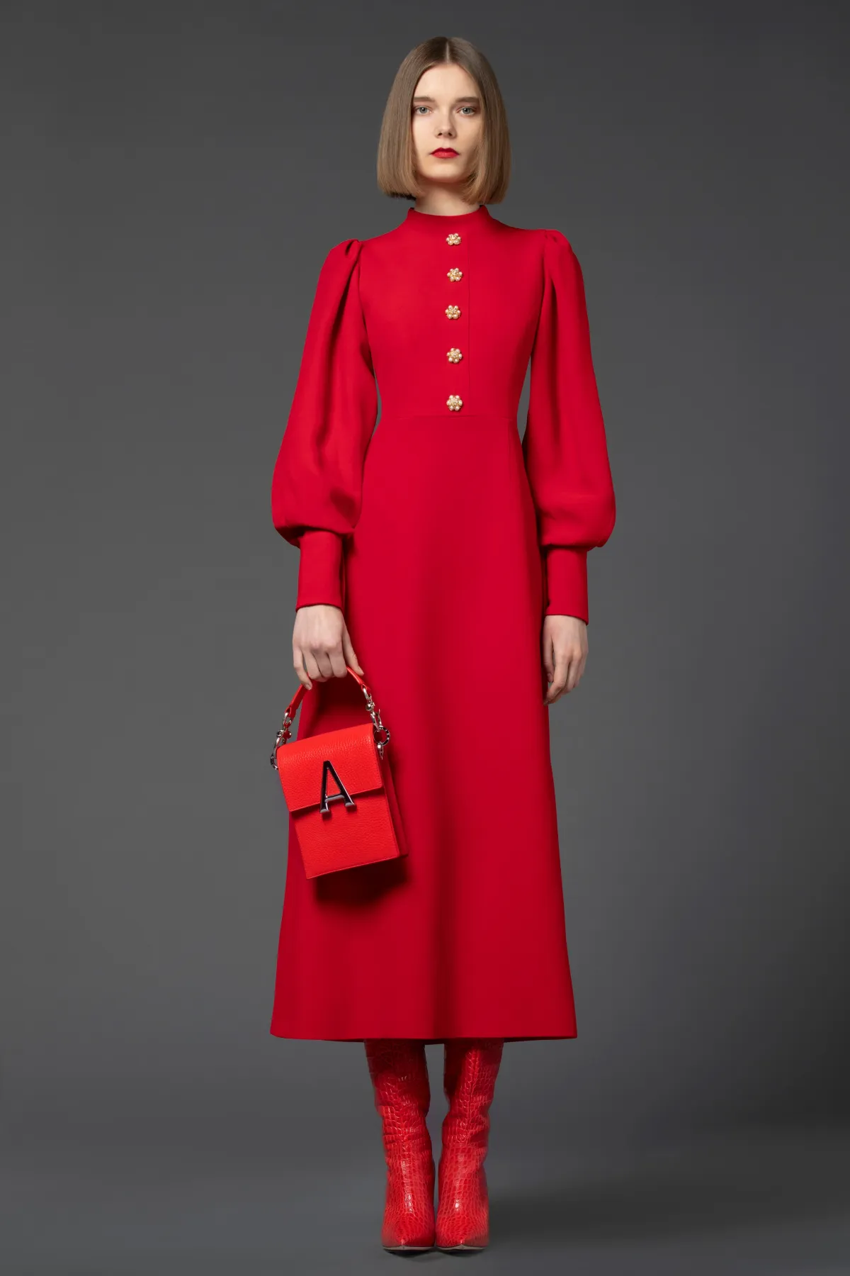 فستان باللون الأحمر