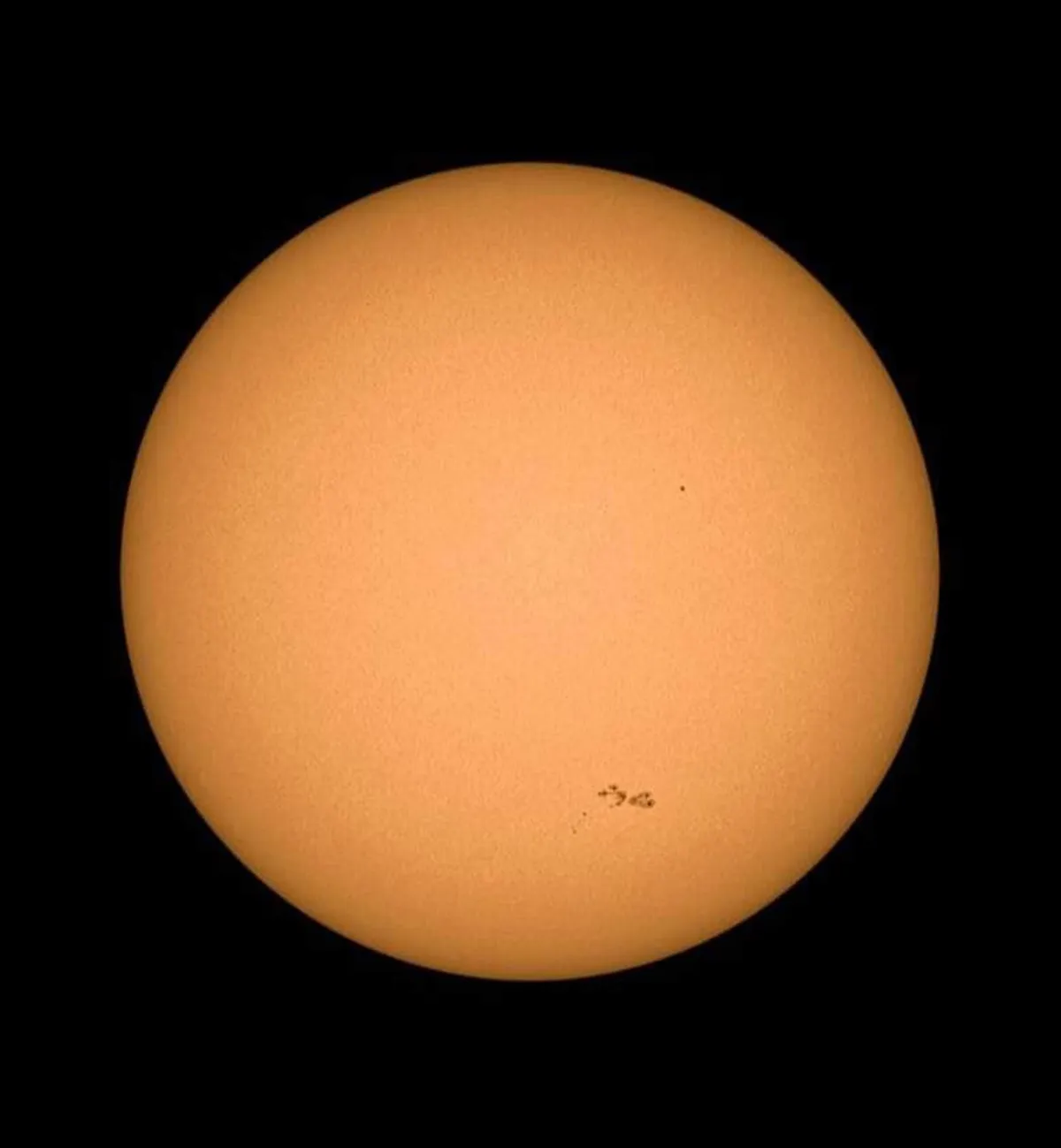 البقعة الكبيرة الموجودة على سطح الشمس