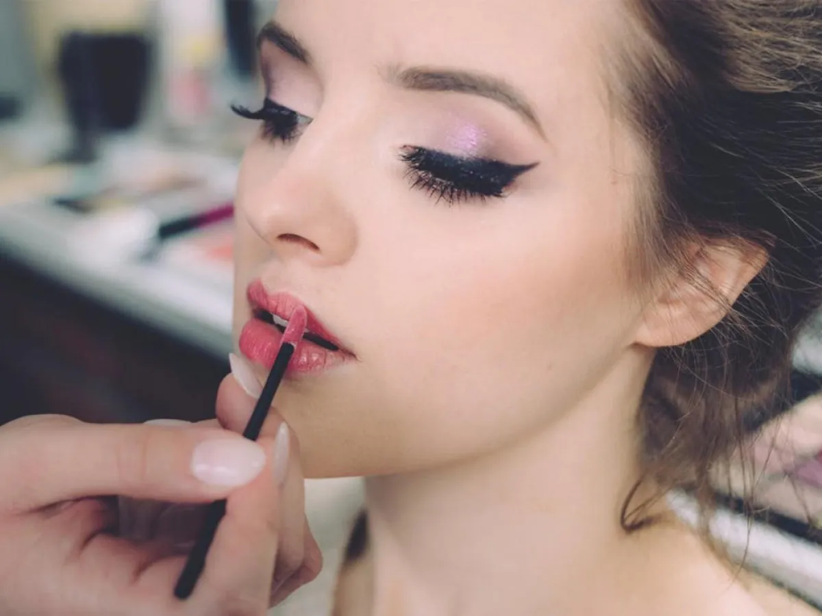 حيل تجعلك أصغر سناً