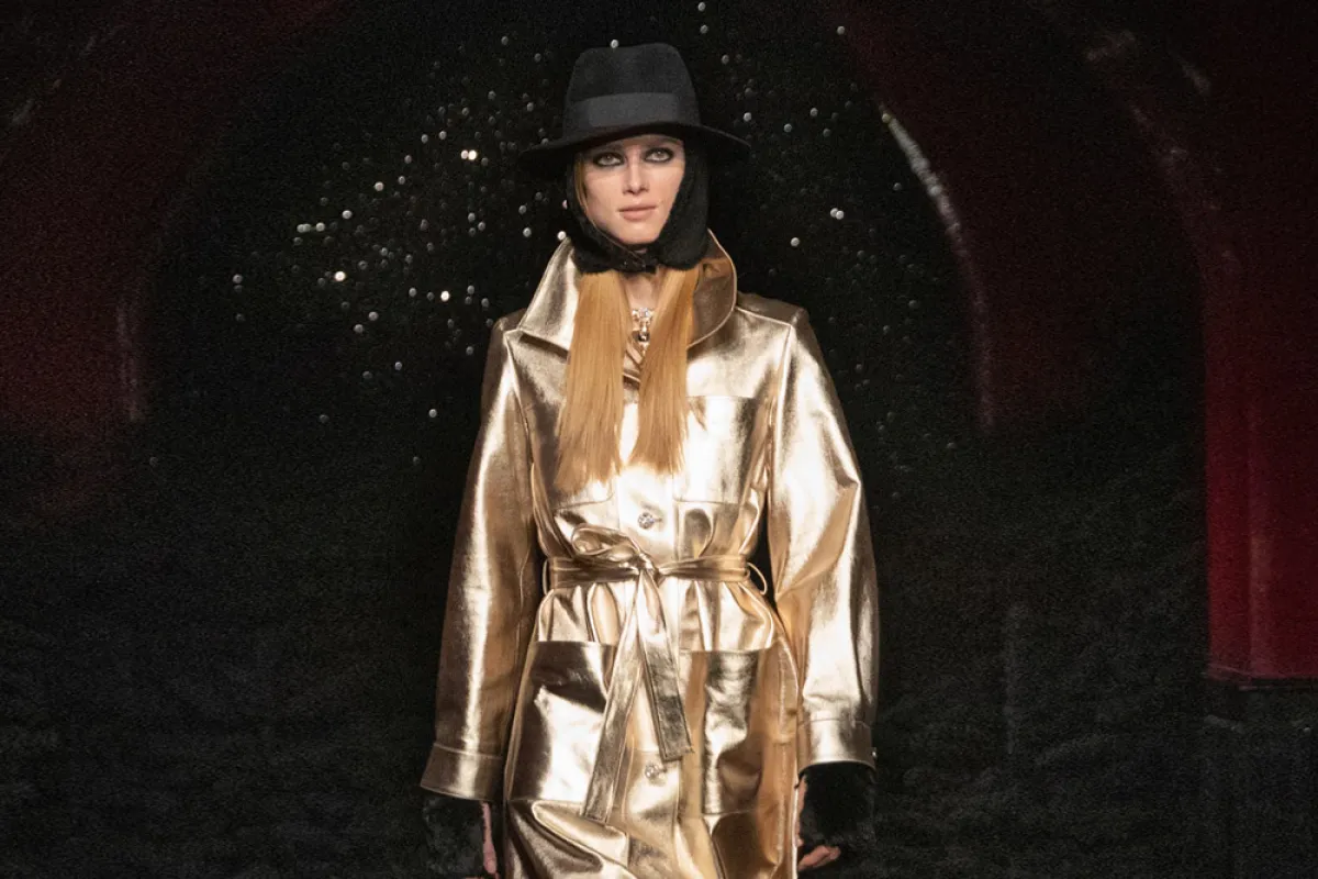 أزياء ميتاليكية من شانيل