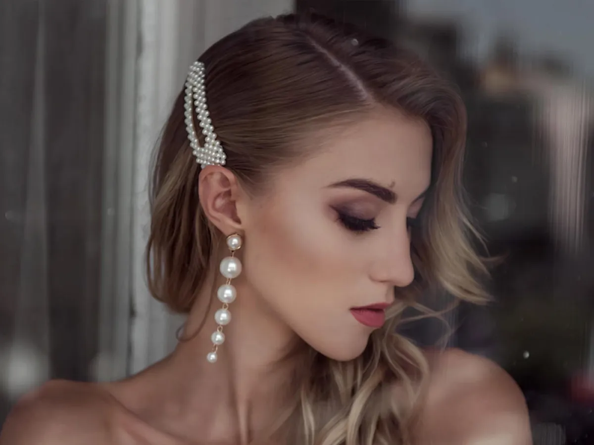 صور تسريحات شعر بسيطة لأخت العروس لصيف 2021