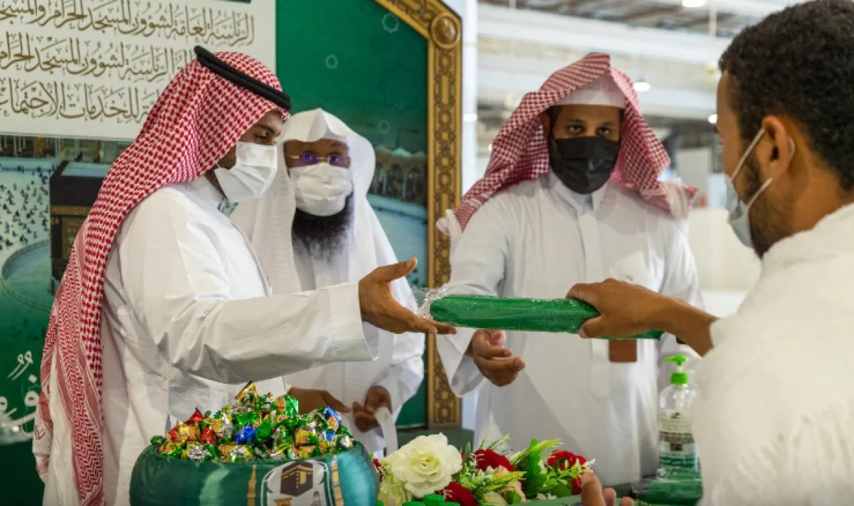 حملة خدمة معتمرينا شرف لمنسوبينا "الصور من حساب رئاسة الحرمين الرسمي"