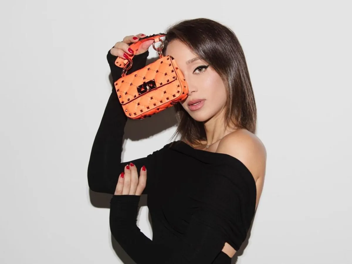 لانا الساحلي بحقيبة صغيرة جداً من علامة Valentino الصورة من حسابها على انستغرام