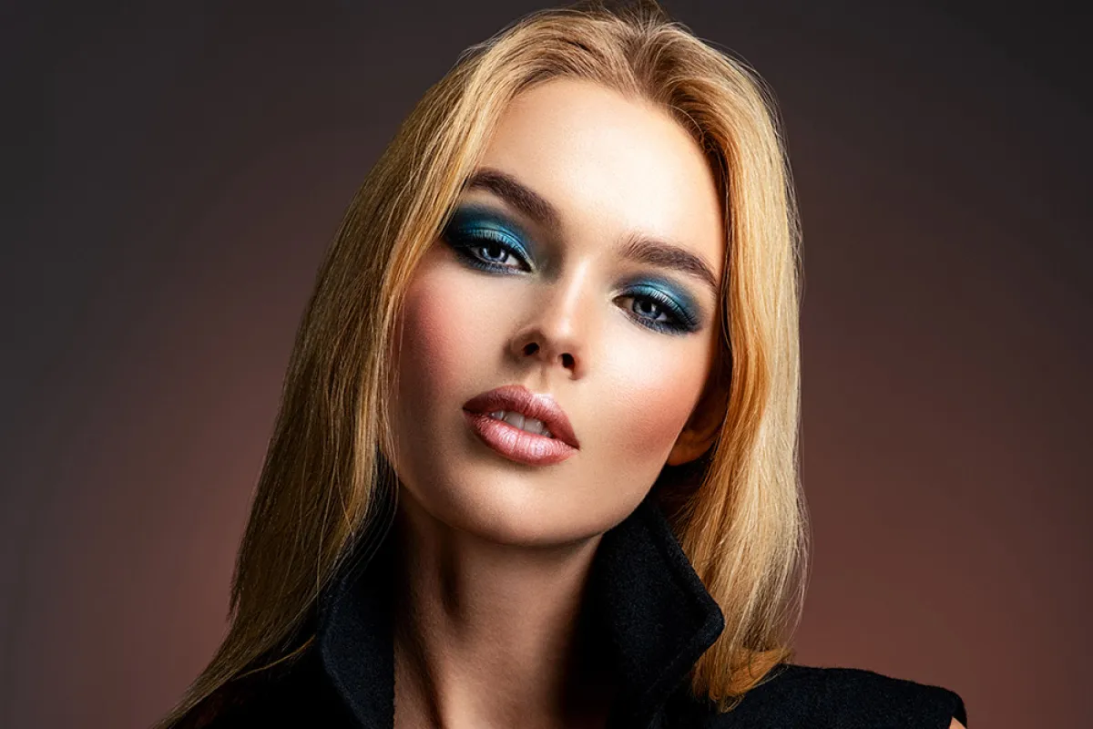 طريقة وضع كحل العين الأزرق