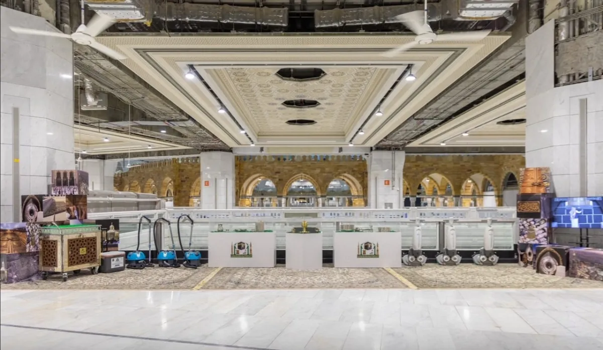 معرضا رقميا بست لغات لأدوات غسل الكعبة المشرفة