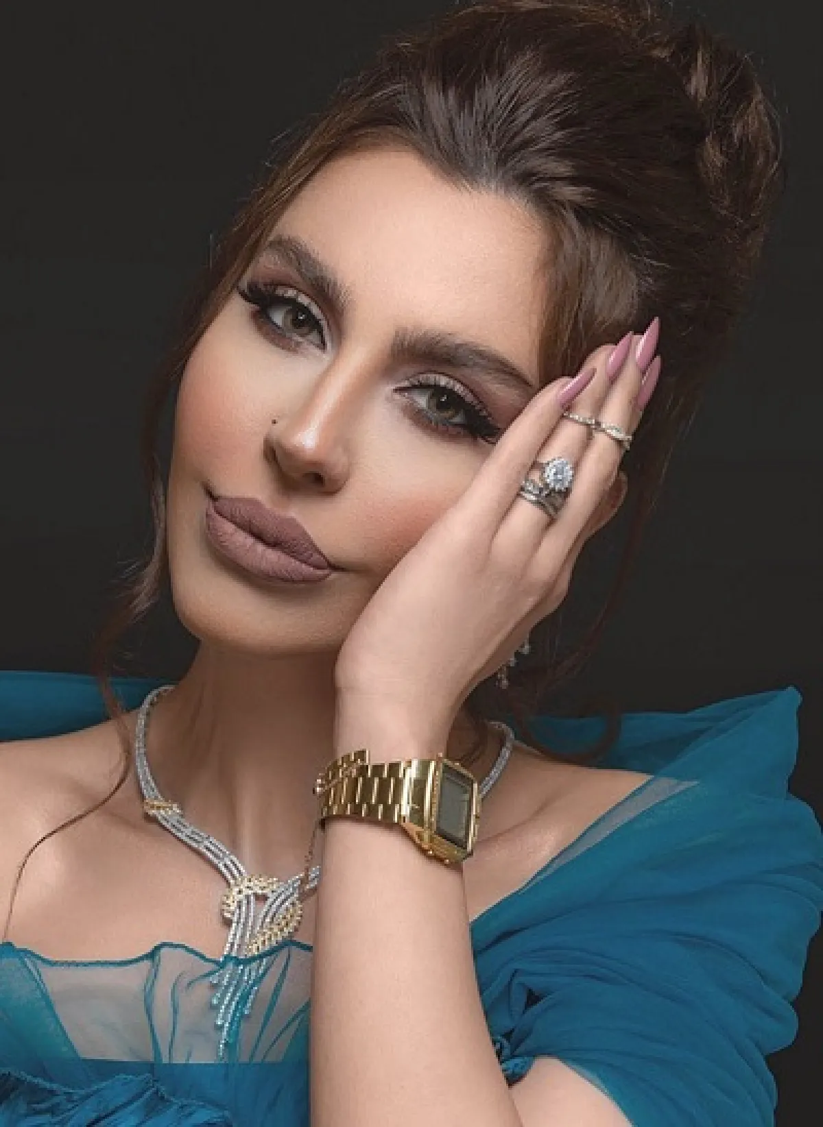 ليلى إسكندر بمجوهرات الذهب الأصفر والأبيض -الصورة من حسابها على انستقرام