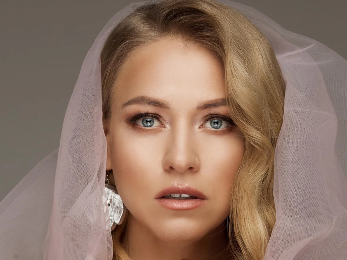 مكياج ترابي للعيون المبطنة