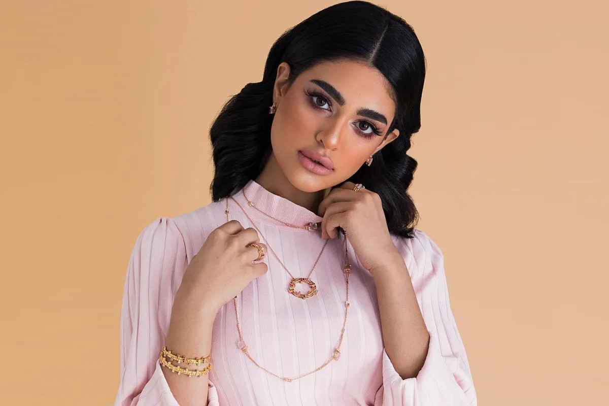 ليالي دهراب بمجوهرات الذهب الأصفر -الصورة من حسابها على انستقرام