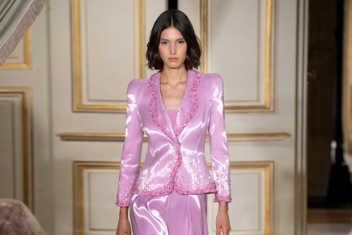 الأقمشة المعدنية موضة 2021  بتصميم من جورجيو أرماني