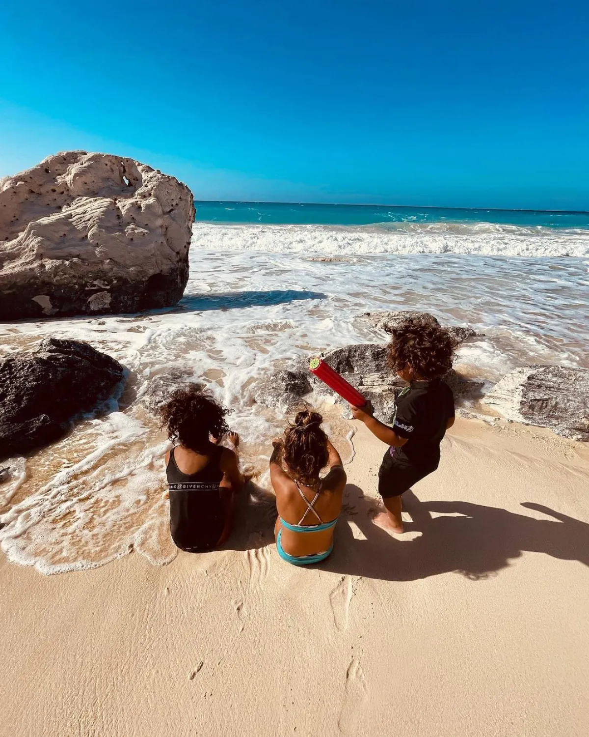 تاليا وأمايا وآدم -  الصورة من حساب بسمة بوسيل على إنستقرام