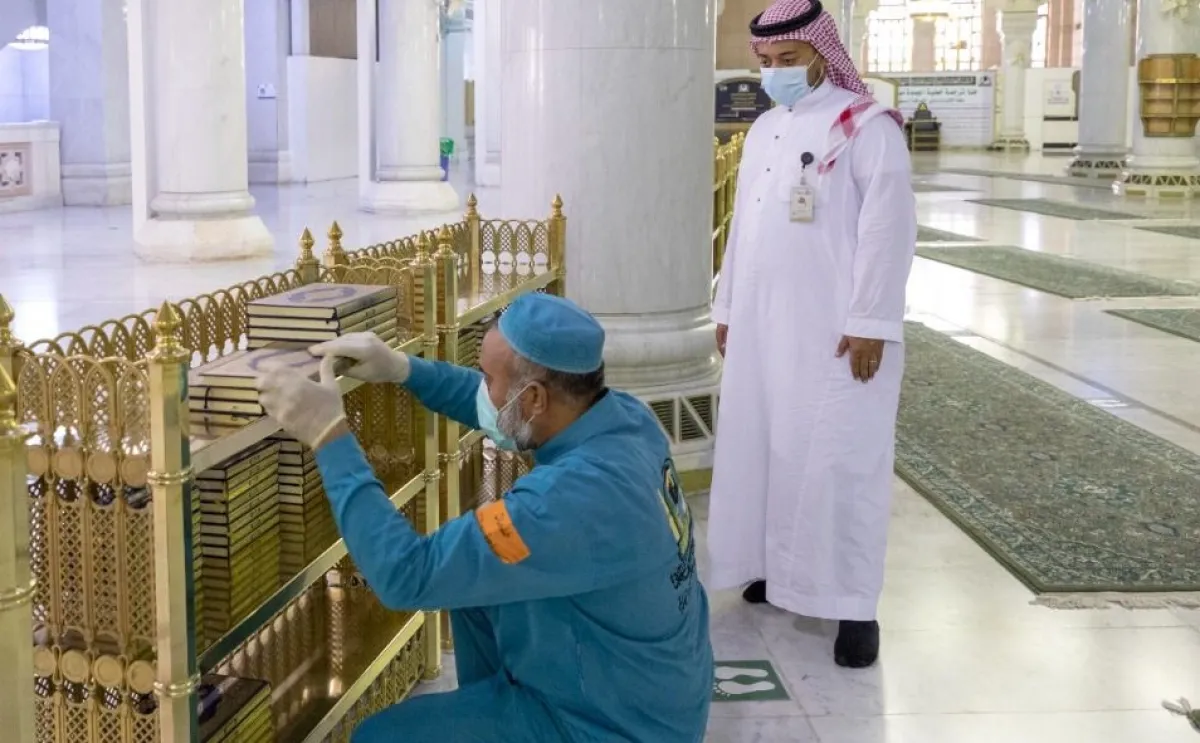 إعادة توزيع المصاحف في المسجد الحرام . المصدر (رئاسة شؤون الحرمين)