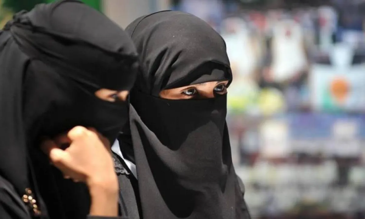 مستشار قانوني يوضح اللغط الحاصل حول عدم لبس المرأة للعباءة