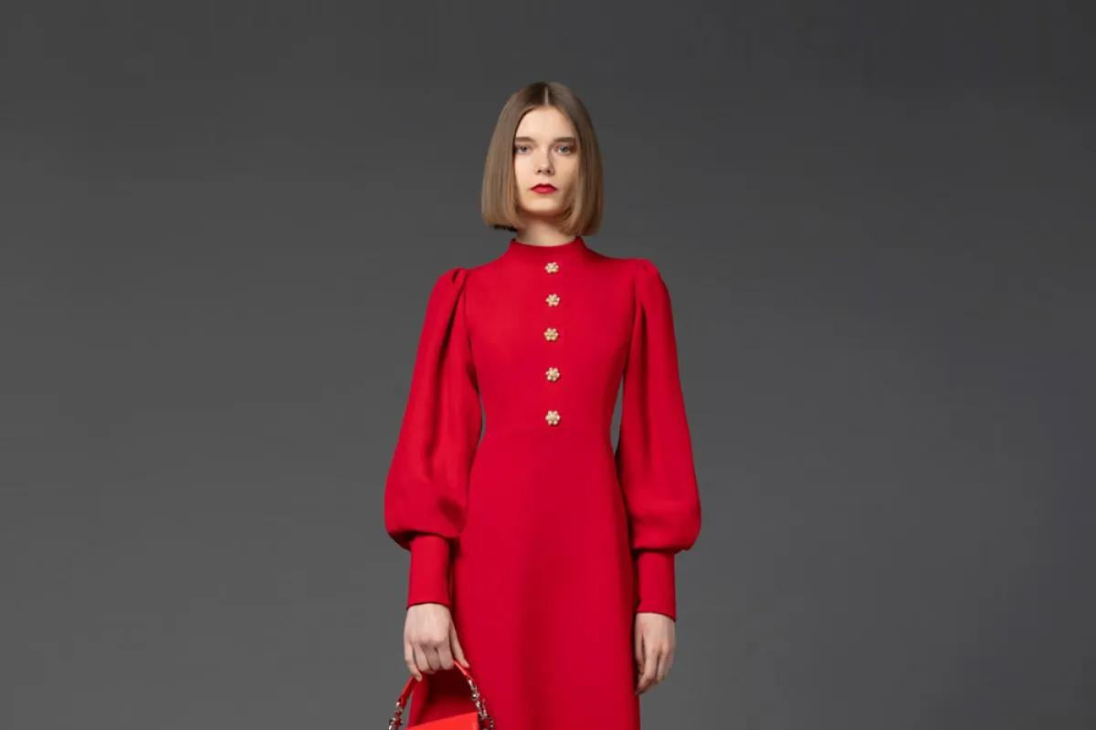 فستان باللون الأحمر