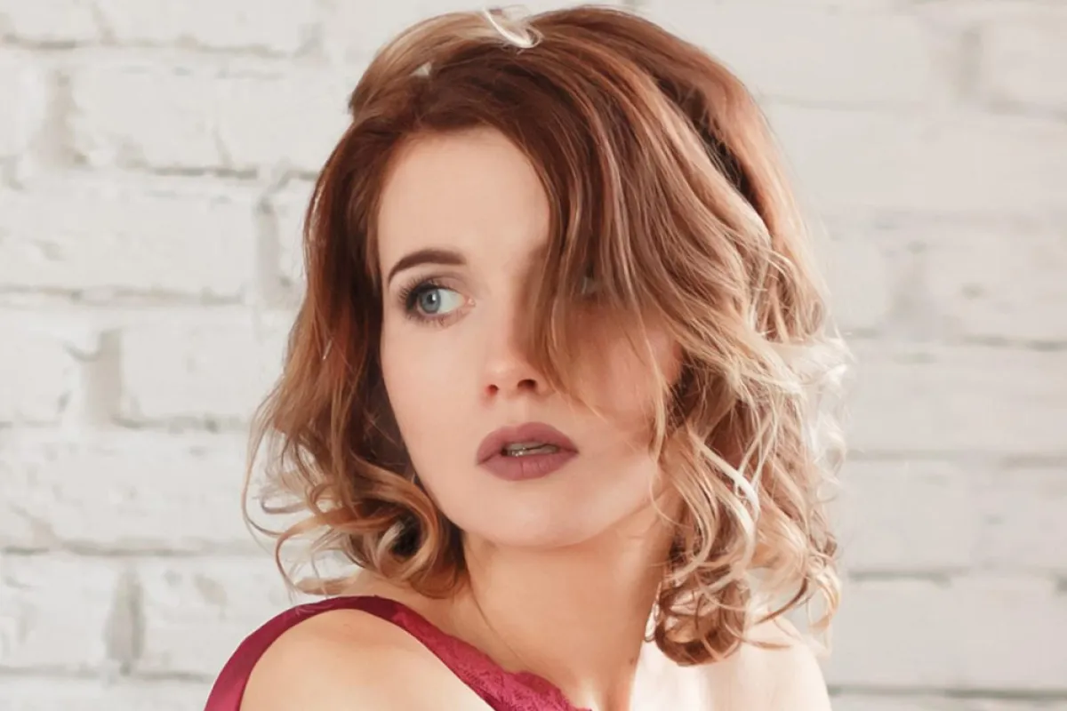 تسريحات شعر تجعلك تبدين أصغر سنّاً