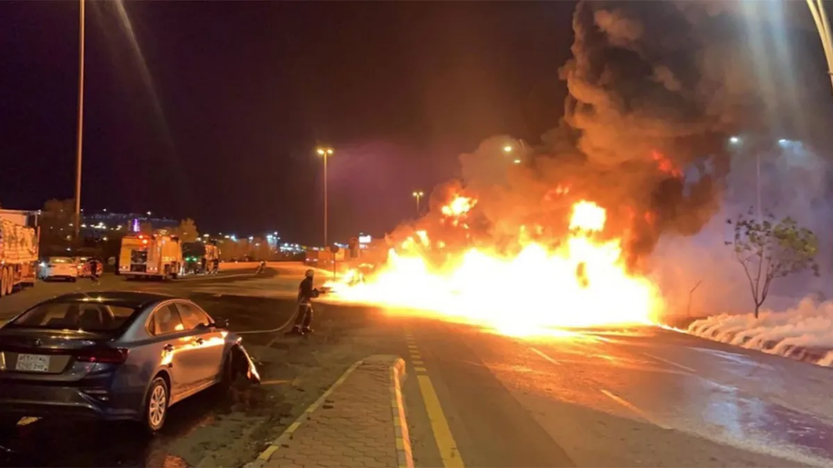 الدفاع المدني يخمد حريق ناقلة البترول على طريق جدة- مكة من دون خسائر بشرية