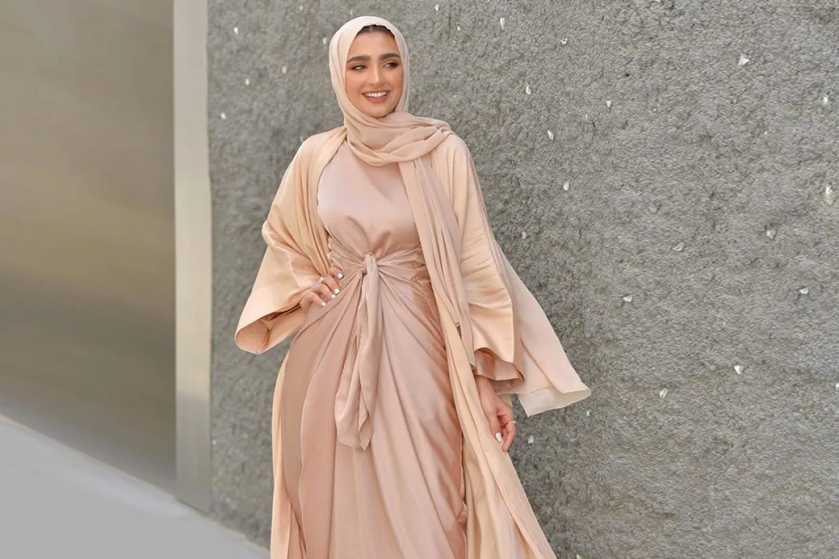 رؤى الموالي بعباية الساتان الصيفية