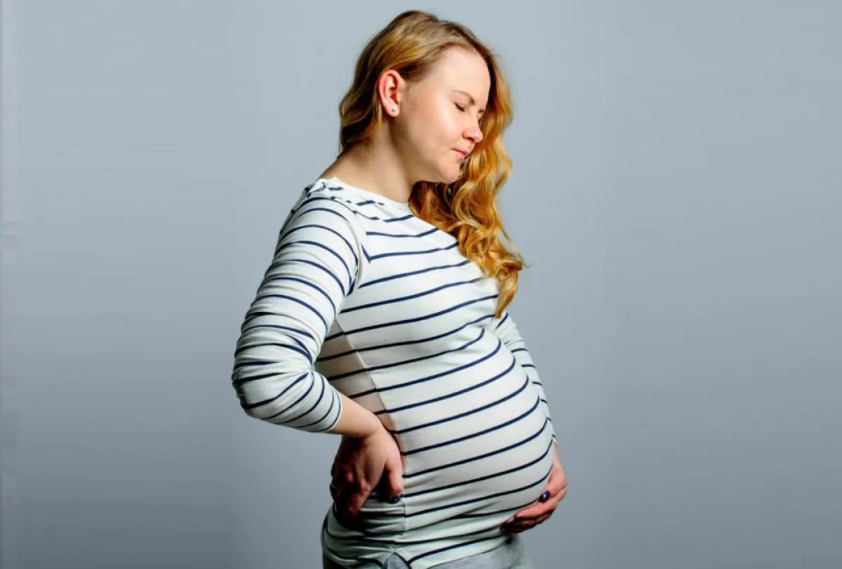 ألم أسفل الظهر يمتد إلى الساقين.