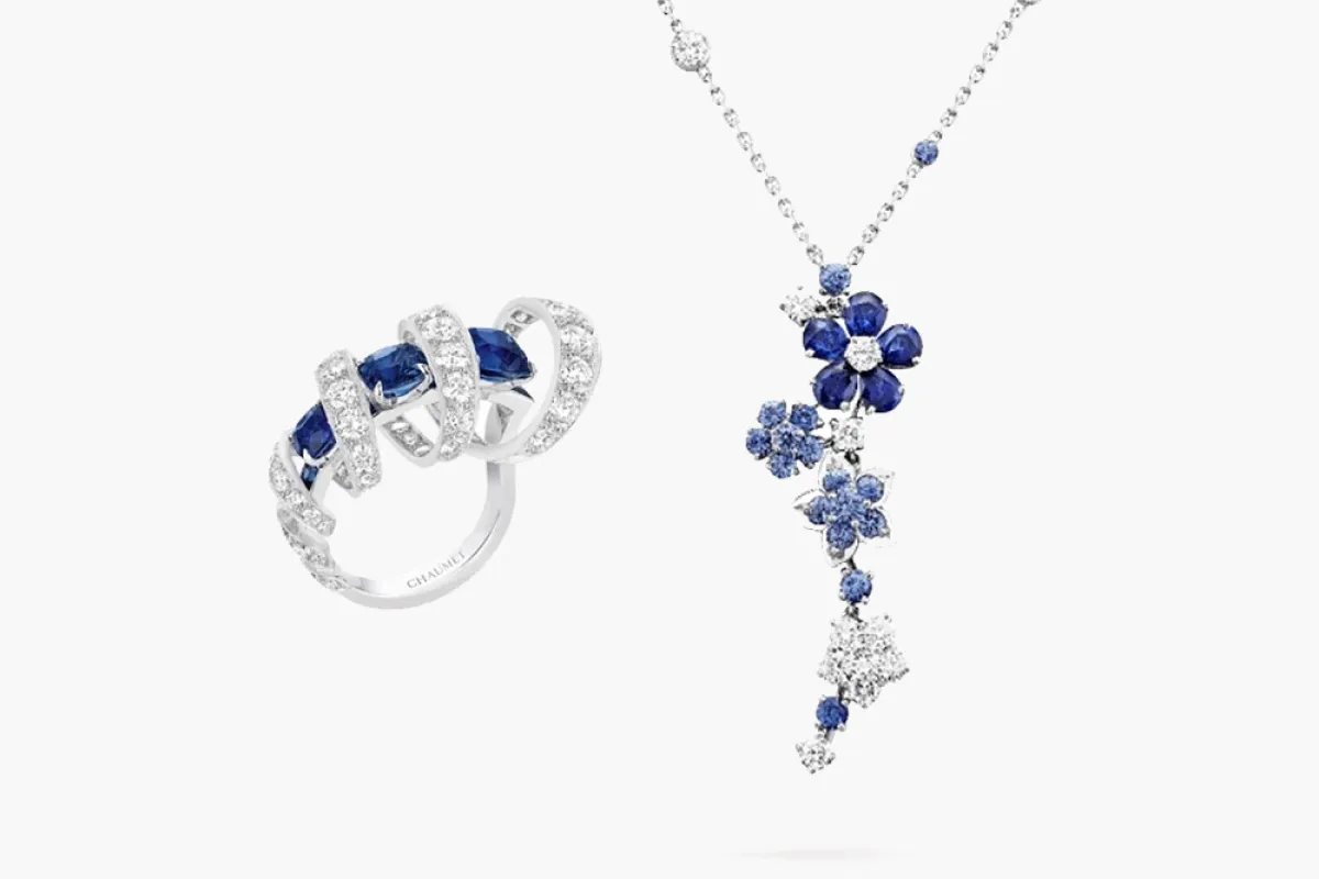 مجوهرات مرصّعة بالأحجار الكريمة باللون النيلي 