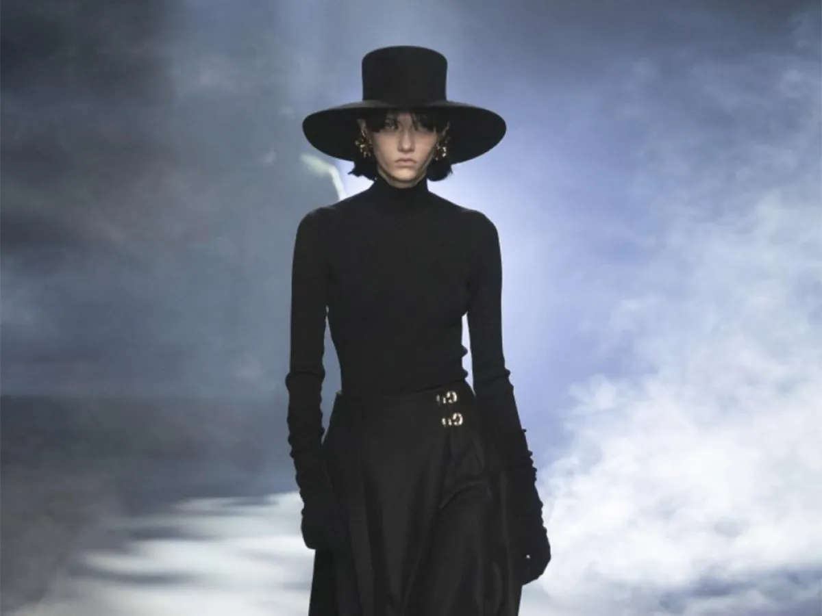 إطلالة باللون الأسود