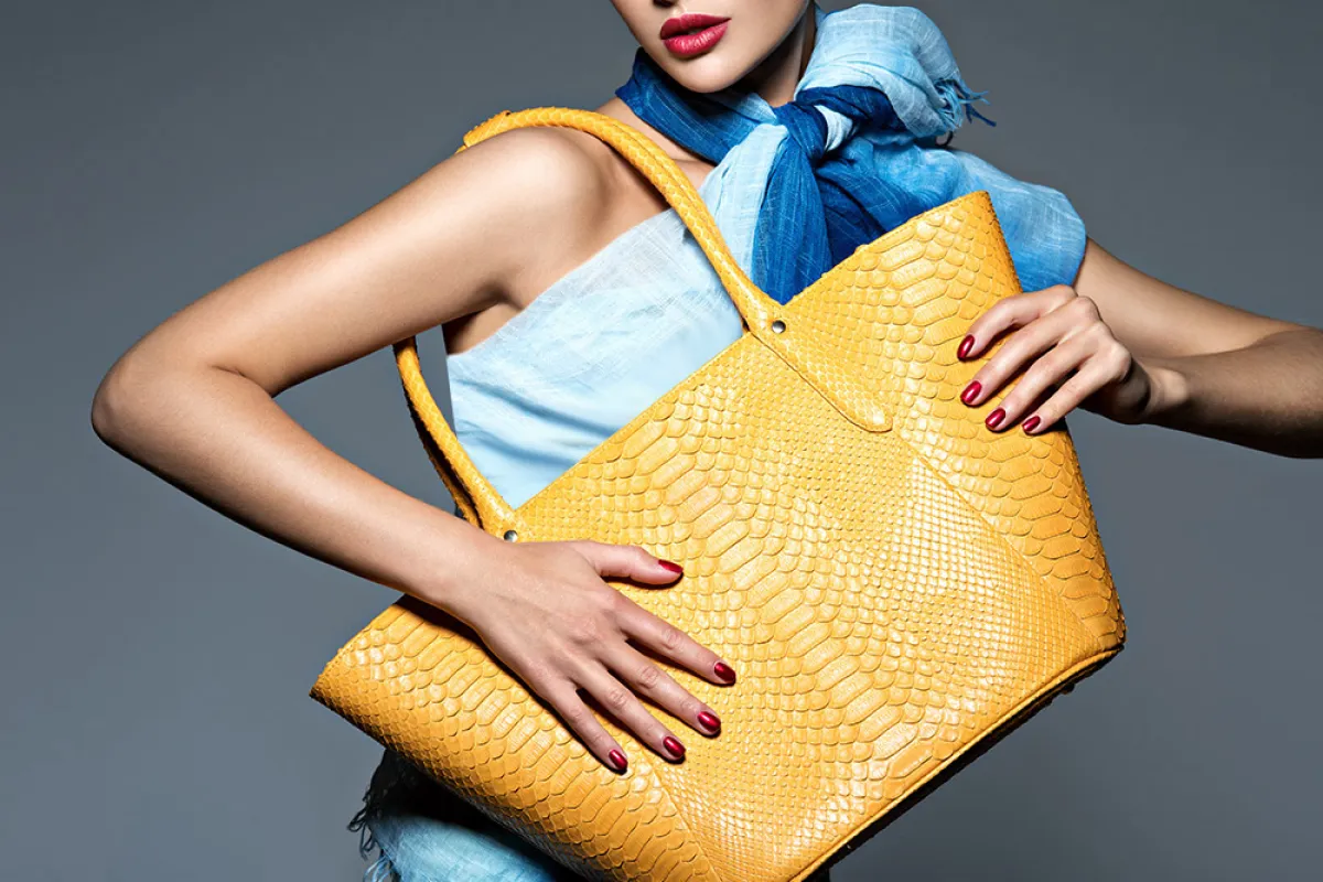 موديلات حقائب كتف بألوان زاهية