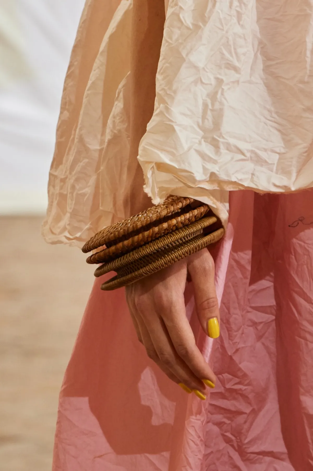  أساور باللون البُني من Daniela Gregis