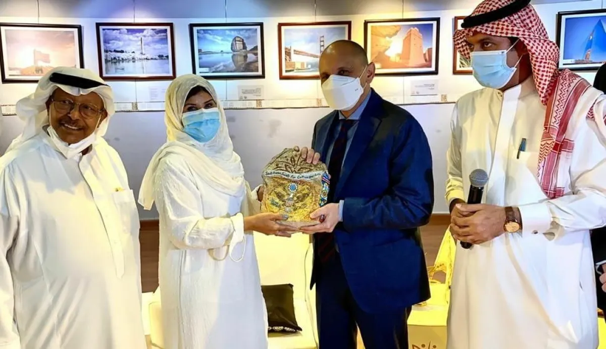 القنصل الأمريكي خلال افتتاح المعرض الفوتوغرافي السعودي الأمريكي الأول بجدة