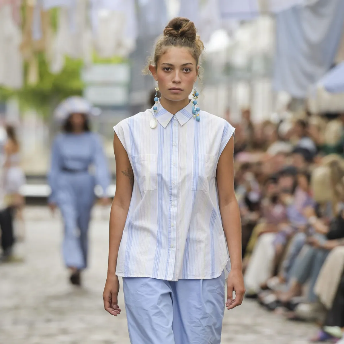 اختاري أجمل موديلات قمصان مع خطوط عمودية