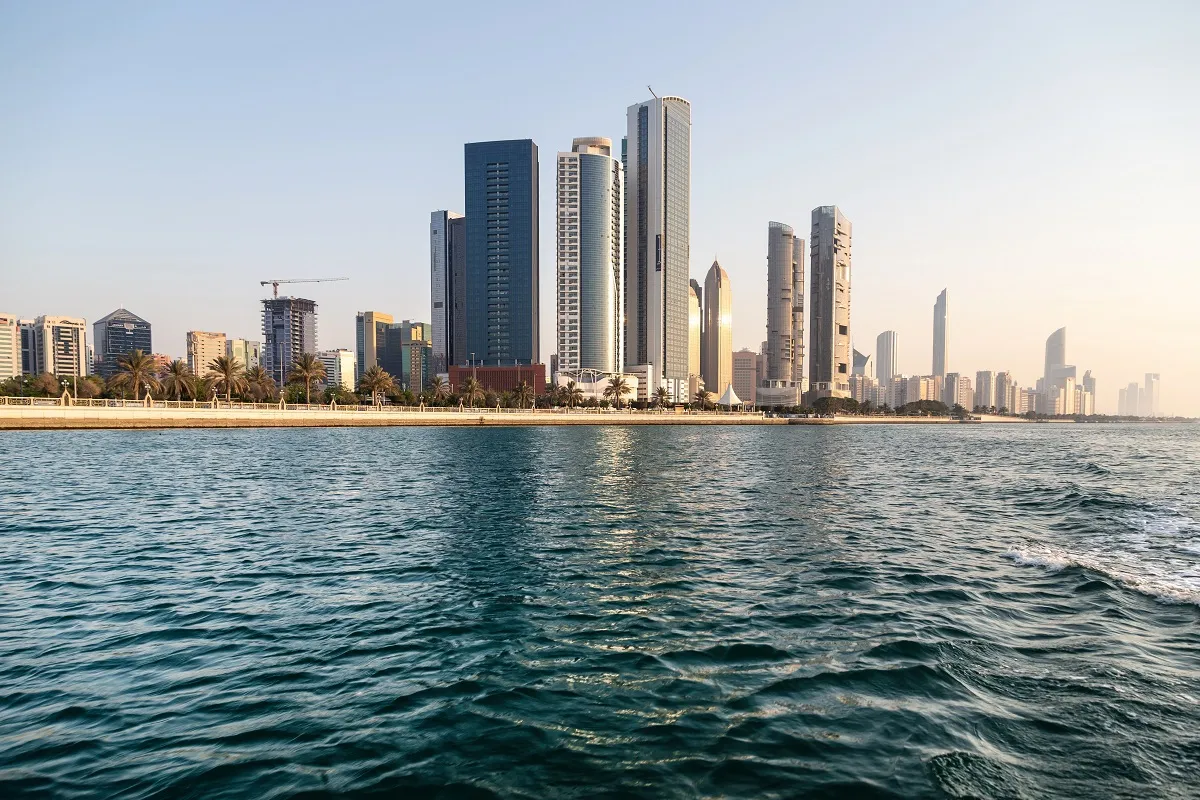 أبوظبي: رفع الطاقة الاستيعابية في بعض الأماكن العامة المقتصرة على المطعمين