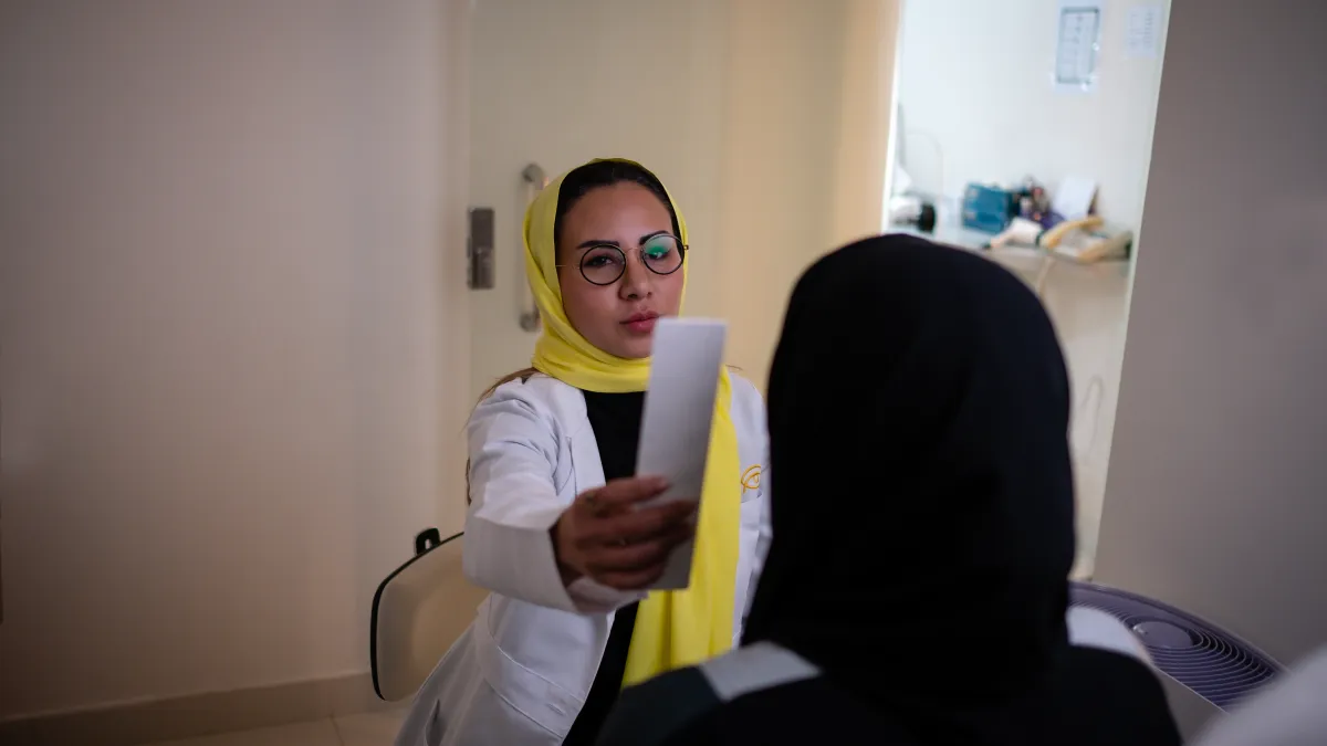  آلاء بحري أول سعودية في مجال تصنيع وتركيب العيون الصناعية