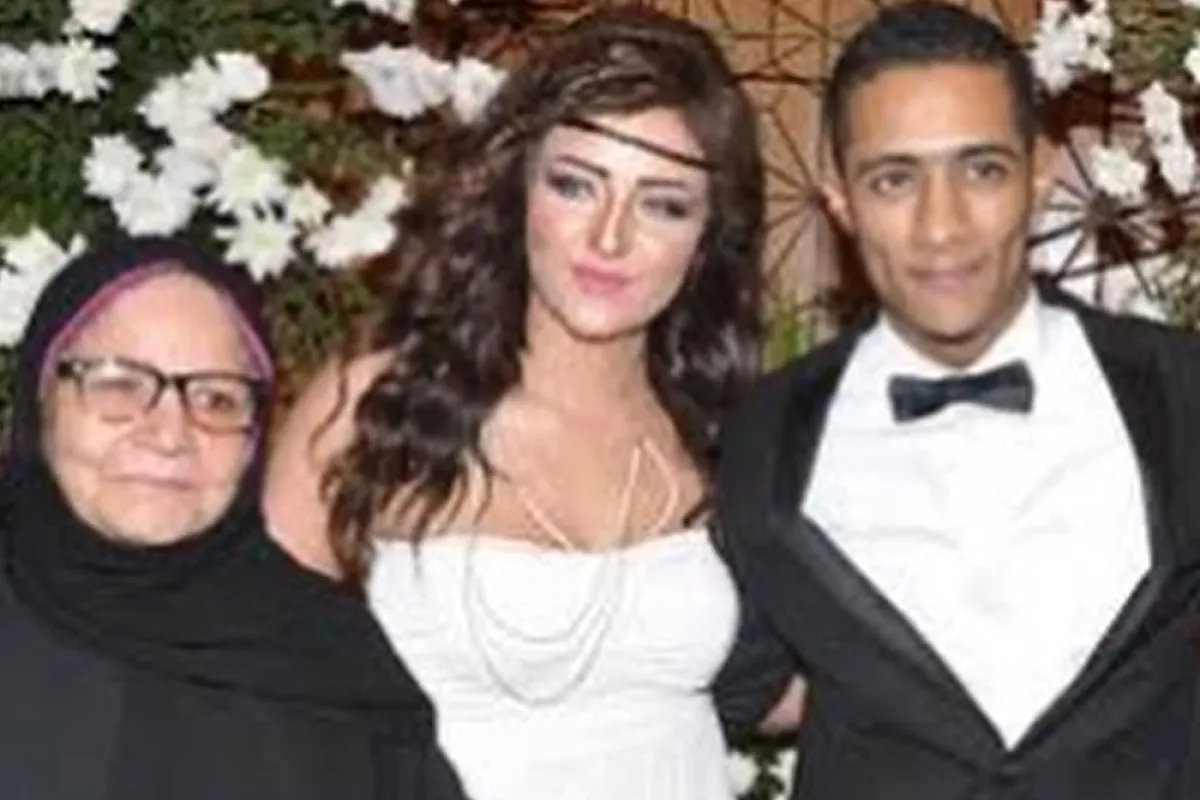 محمد رمضان وزوجته ووالدتها - الصورة من حسابه على الفيس بوك