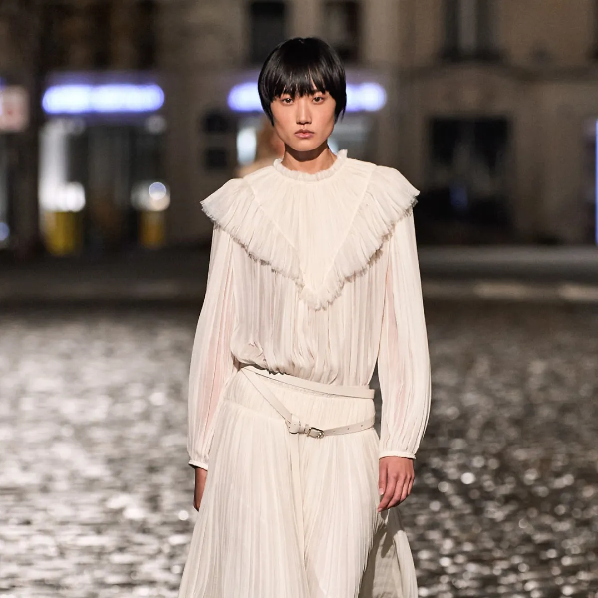 اختاري أزياء مزيّنة بالكسرات لإطلالة أنثوية ناعمة