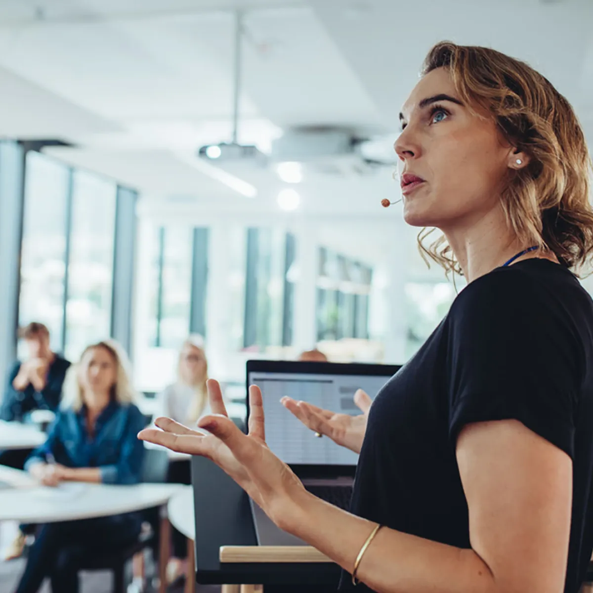 آداب الكلام في المكان العام