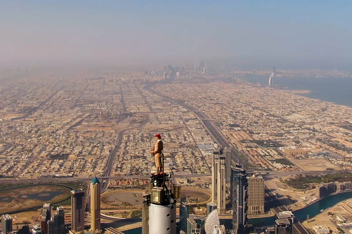 أعلى إعلان في العالم من على قمة برج خليفة بدبي