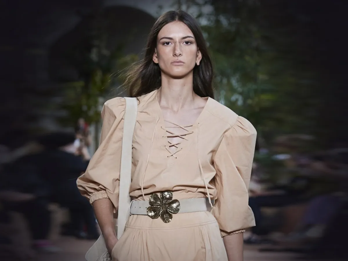 زيني إطلالاتك بموديلات أحزمة خصر من الجلد الطبيعي