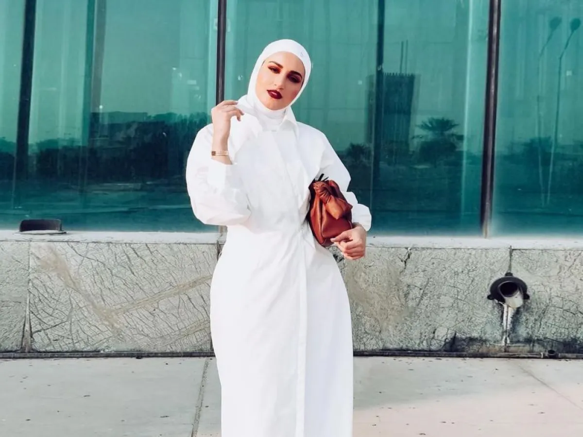  دلال الدوب بتنسيق عصري للفستان الأبيض