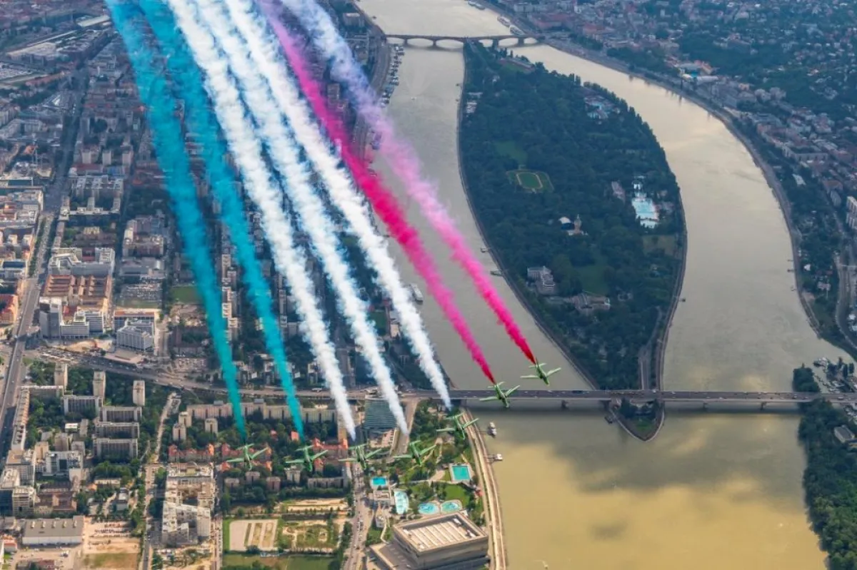 من عرض الصقور السعودية في سماء بودابست