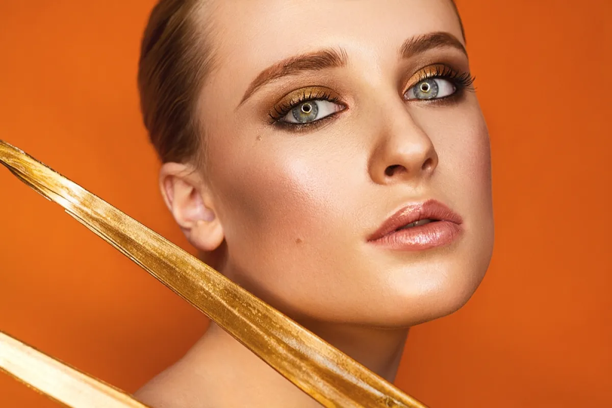 مكياج برتقالي وذهبي للمناسبات