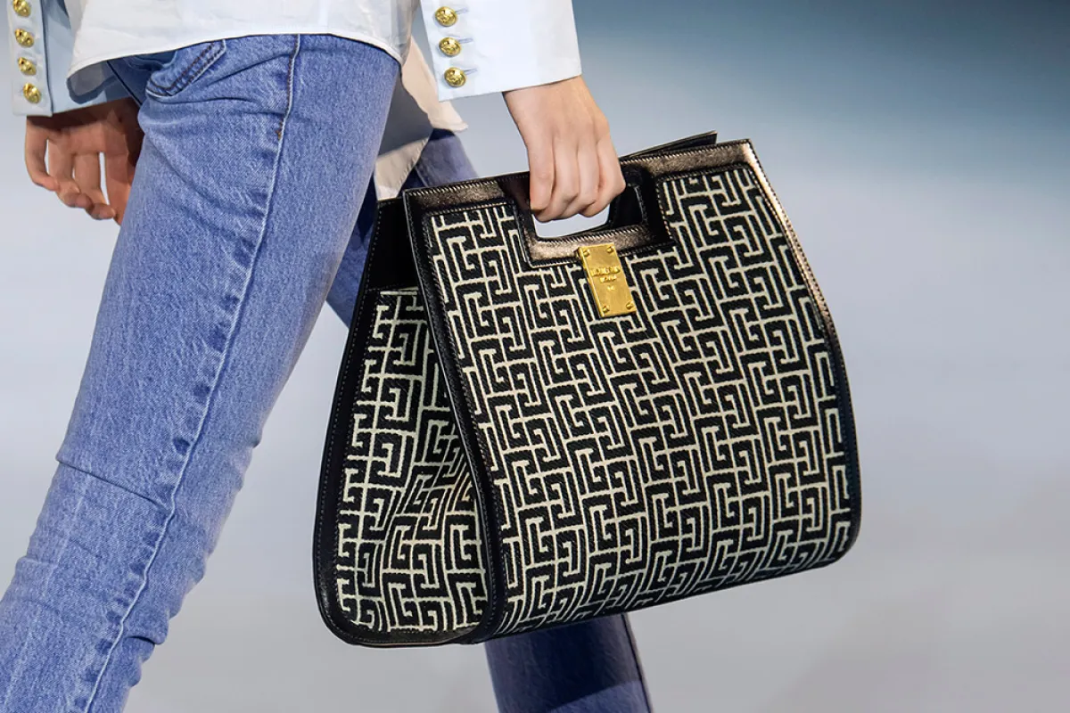 حقائب يد أنيقة تُحمل بواسطة المقبض