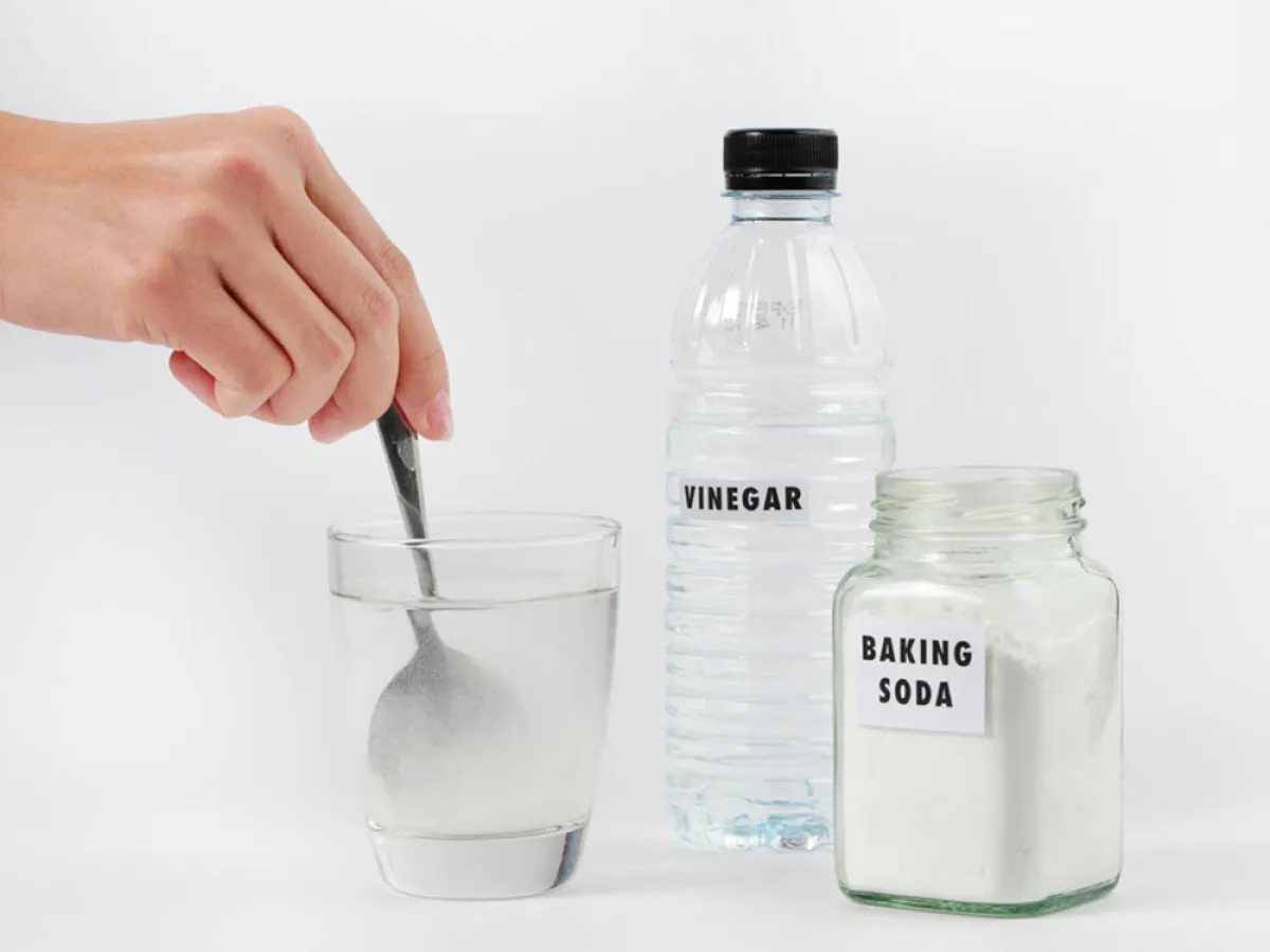 خليط صودا الخبز والخل في أعمال التنظيف