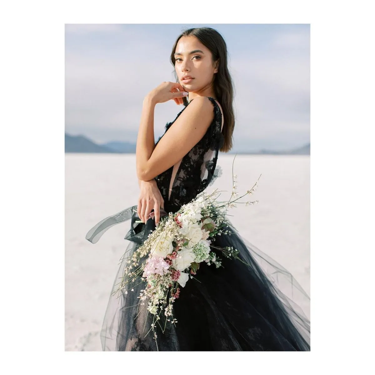 إطلالة أنثوية بفستان زفاف أسود من توقيع Claire La Faye- الصورة من انستغرام Claire La Faye