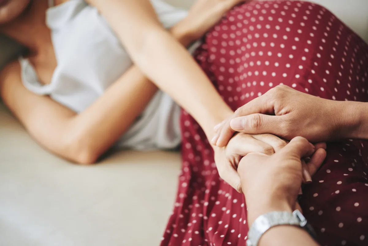  8  أسباب شائعة لآلام البطن أثناء الحمل