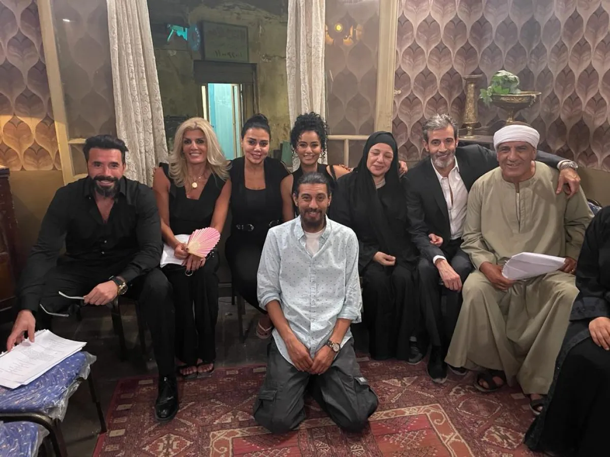 المخرج حازم فودة مع نجوم مسلسل المماليك .. الصورة من المكتب الإعلامي للمخرج حازم فودة