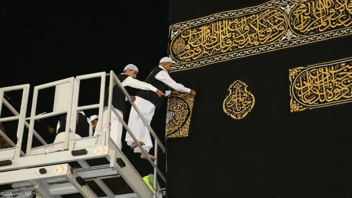 تركيب كسوة الكعبة حديثا - من فيس بوك Yaffa48.com يافا 48