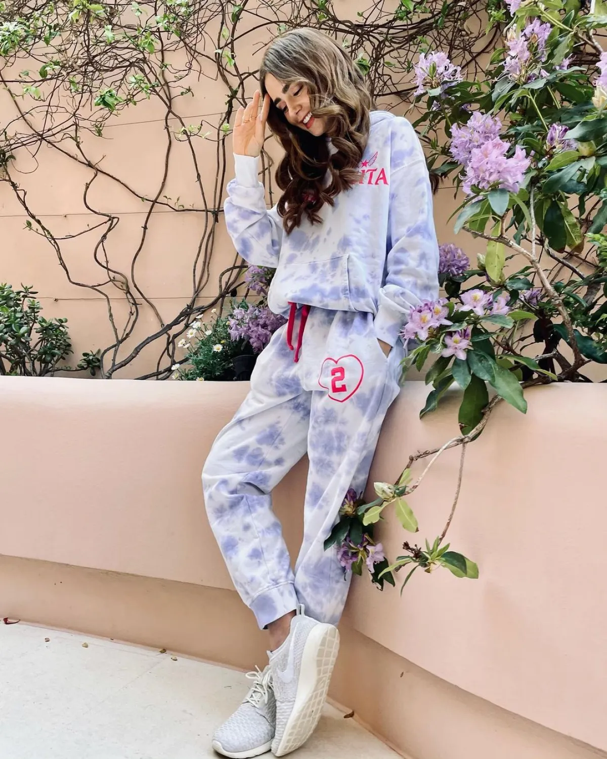 تسريحة الريترو مع الغرة المنقسمة من ليلي كولينز - الصورة من صفحتها على انستغرام 