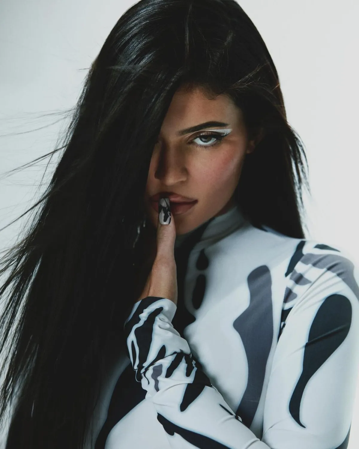 أيلاينر أبيض من كايلي جينر