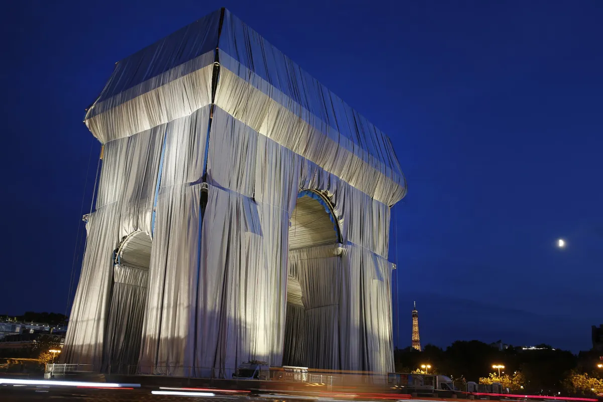 قوس النصر وهو مغلف-الصورة من فيسبوك ShanghaiEye