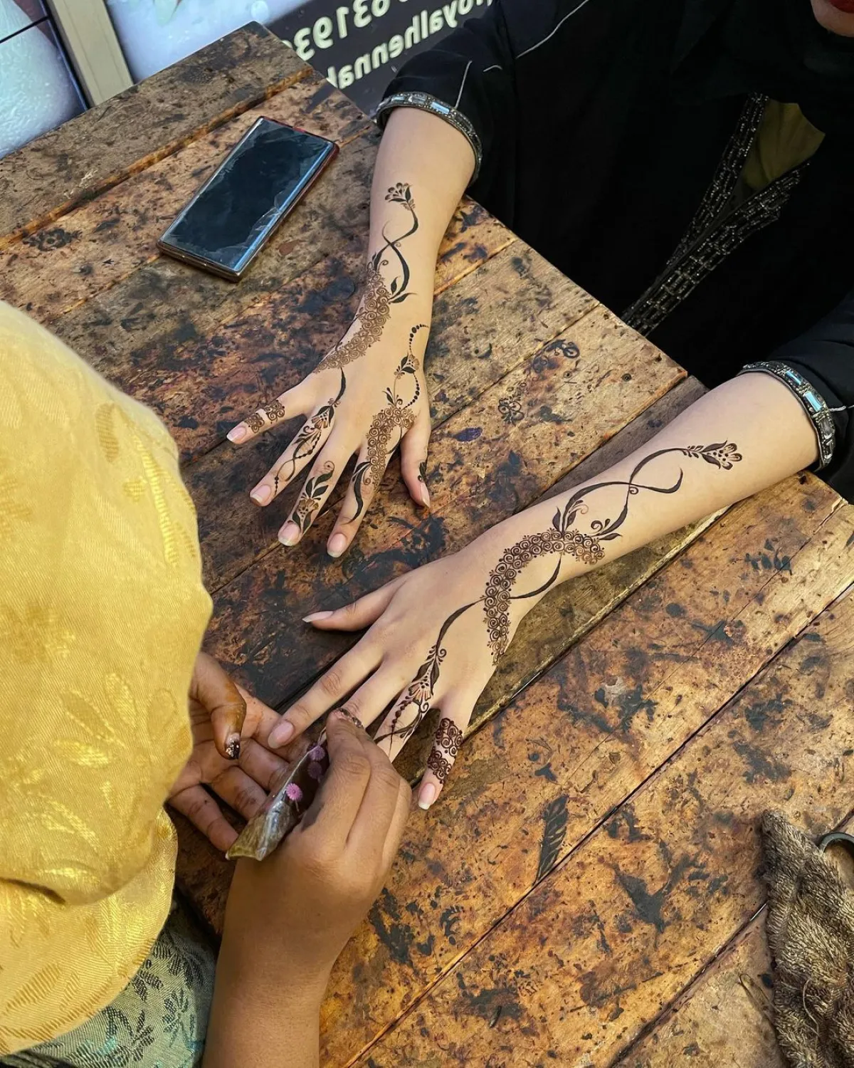 نقش سوداني ناعم بالورود وفروع الأشجار- الصورة من صفحة Royal Henna Beauty على انستقرام