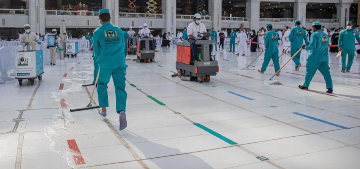  4000 عامل وعاملة ينفذون عملية تعقيم وتطهير المسجد الحرام عشر مرات يوميًّا. المصدر (واس)