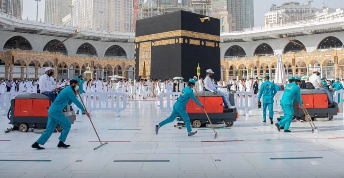 عملية تنظيف صحن المطاف. المصدر (واس)